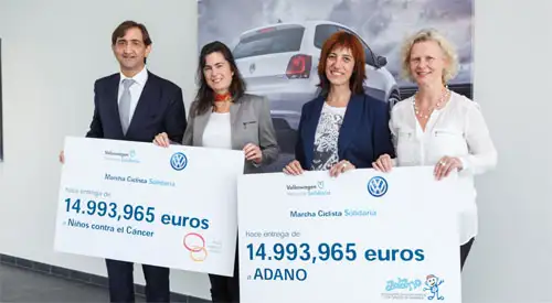 Acto de entrega de los cheques con el importe recaudado en la primera marcha ciclista solidaria Los representantes de Volkswagen Navarra, Niños Contra el Cáncer y ADANO en el acto de entrega de los cheques con el importe recaudado en la primera marcha ciclista solidaria del pasado 5 de octubre