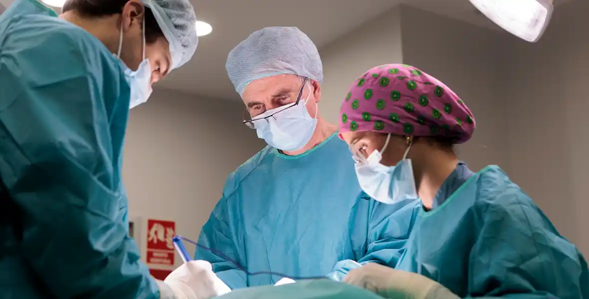 Imagen del Dr. Pedro Redondo, codirector de Dermatología de la Clínica Universidad de Navarra, durante una cirugía de Mohs de cáncer de piel.