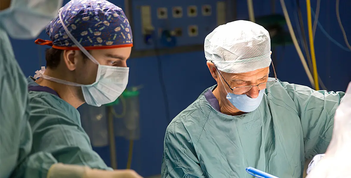Foto del Dr. Manuel Manrique, de otorrinolaringología durante la colocación de un implante coclear en los quirófanos de la sede de Pamplona de CUN.