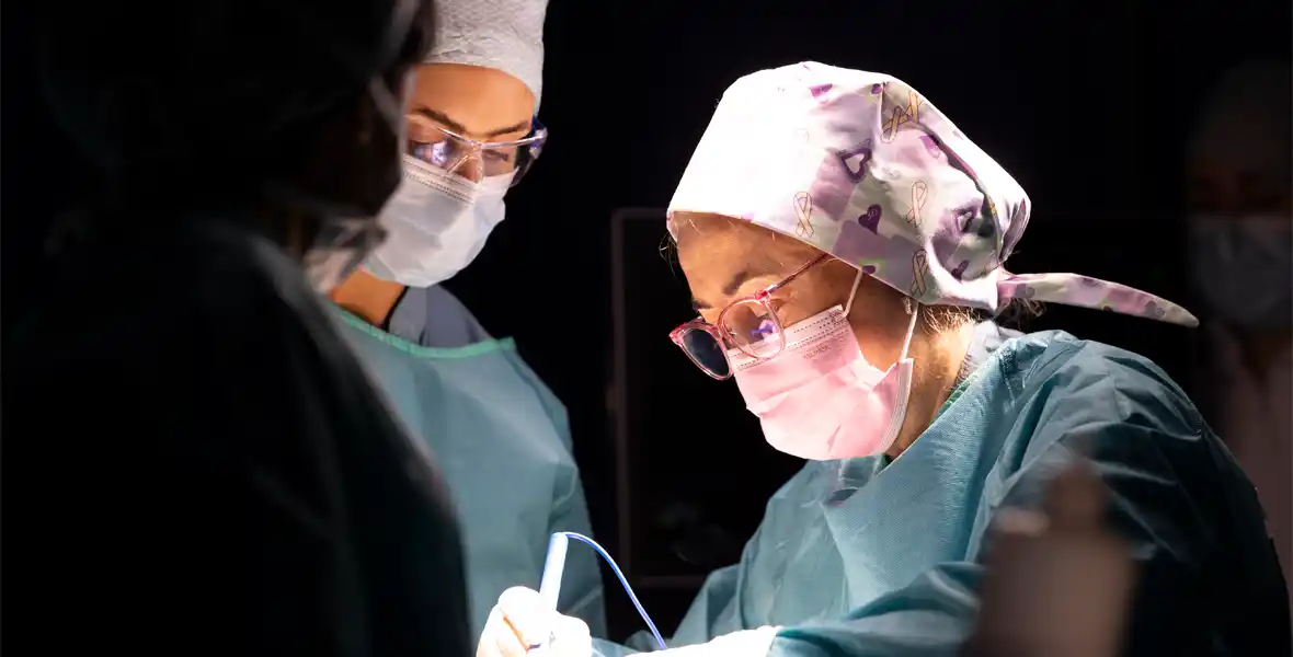 Imagen de la Dra. Isabel Rubio, coordinadora del Área de Cáncer de Mama, durante una cirugía conservadora de cáncer de mama. 