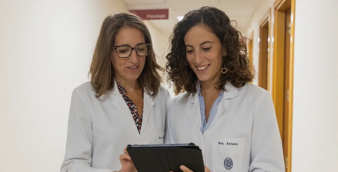 Foto de la Dra. Raquel Martín Lanas y de la Dra. María Astasio, doctoras de la Unidad de Terapia Familiar del Departamento de Psiquiatría de CUN