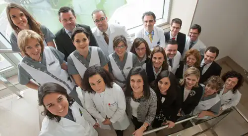 Equipo de la Unidad Central de Ensayos Clínicos de la Clínica Universidad de Navarra Equipo Unidad Central de Ensayos Clínicos. Fila posterior: Joana Reis, Gabriel Canel, Dr. José Ramón Azanza, Dr. José Luis Pérez Gracia, José María Galindo, Dr. Jorge Núñez. Fila del medio: Miren Remón, Leyre Resano, Ana Ojer, Beatriz Urbelz (atrás), Teresa González (delante), José Ignacio González, Susana Butrón, Javier Fernández. Fila de delante: Dra. Miriam Giráldez, Dra. Paula Rodriguez, Verónica Suquía, Beatriz Vera, Ainhoa Guembe, Iosune Goicoechea, Merche Egaña.