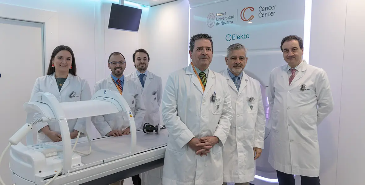 Foto de la Dra. Cuenca, el Dr. Barbés, el Dr. Fuertes, el Dr. Aristu, el Dr. Azinovic y el Dr. Martínez Monge en la sala de tratamiento del Mr Linac