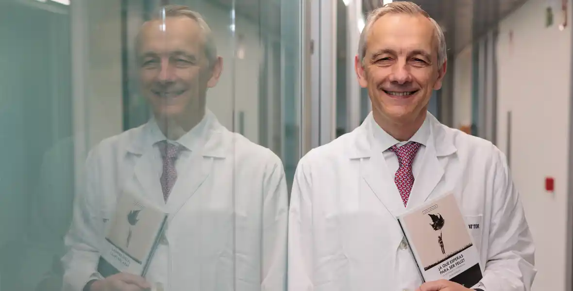 Imagen del Dr. Javier Schlatter, especialista de Psiquiatría y Psicología de la Clínica Universidad de Navarra, con su reciente libro publicado '¿A qué esperas para ser feliz?'.