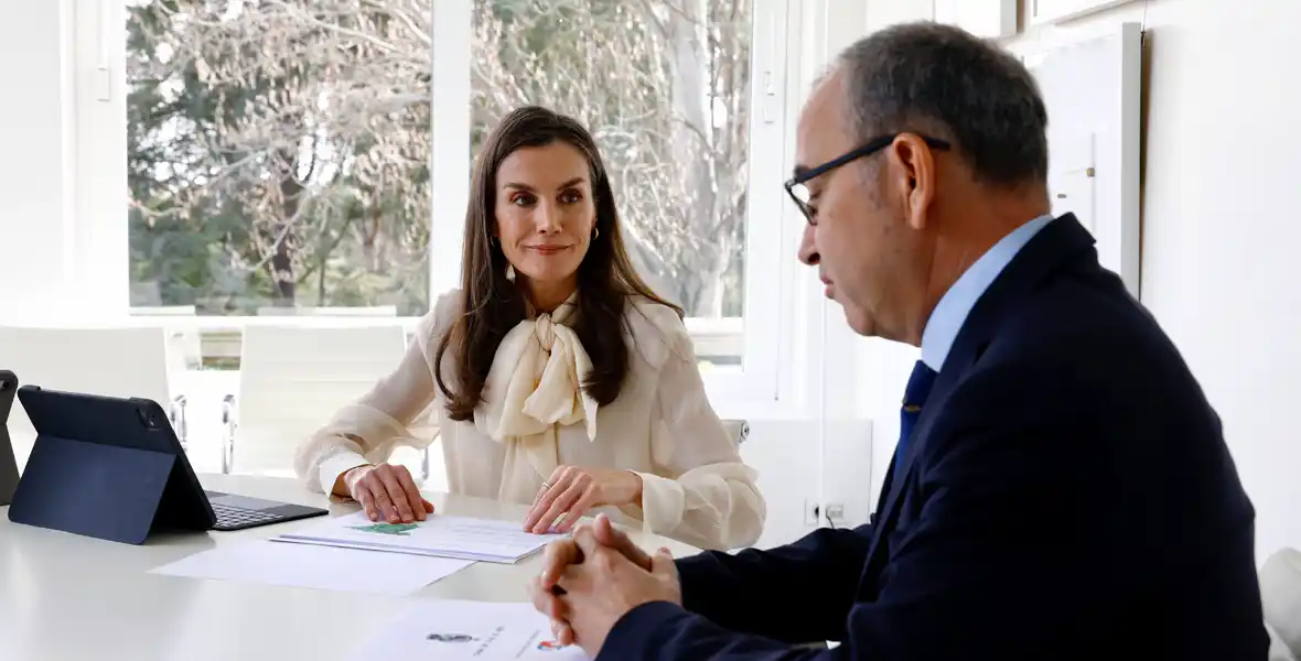 Imagen del Dr. Luis Seijo, director de Neumología de la Clínica Universidad de Navarra y uno de los coordinadores del Proyecto Cassandra de cribado de cáncer de pulmón, durante una recepción con la reina Letizia.