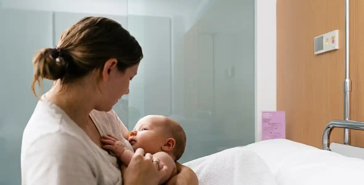 Imagen de una mujer con su bebe que refleja la importancia de un correcto agarre en la lactancia materna.
