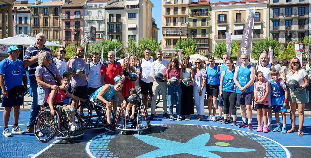 Más de 1.000 triples solidarios se transformaron en apoyo a la investigación y el tratamiento del cáncer infantil gracias a una jornada que atrajo a más de 16.000 personas a la Plaza del Castillo de Pamplona y contó con la presencia de Fernando Romay.
