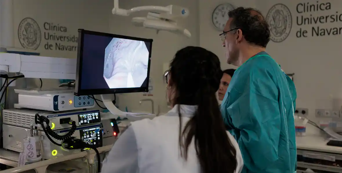 Imagen del trabajo de la Unidad de Endoscopia Digestiva de la Clínica Universidad de Navarra durante la realización de una colonoscopia. 