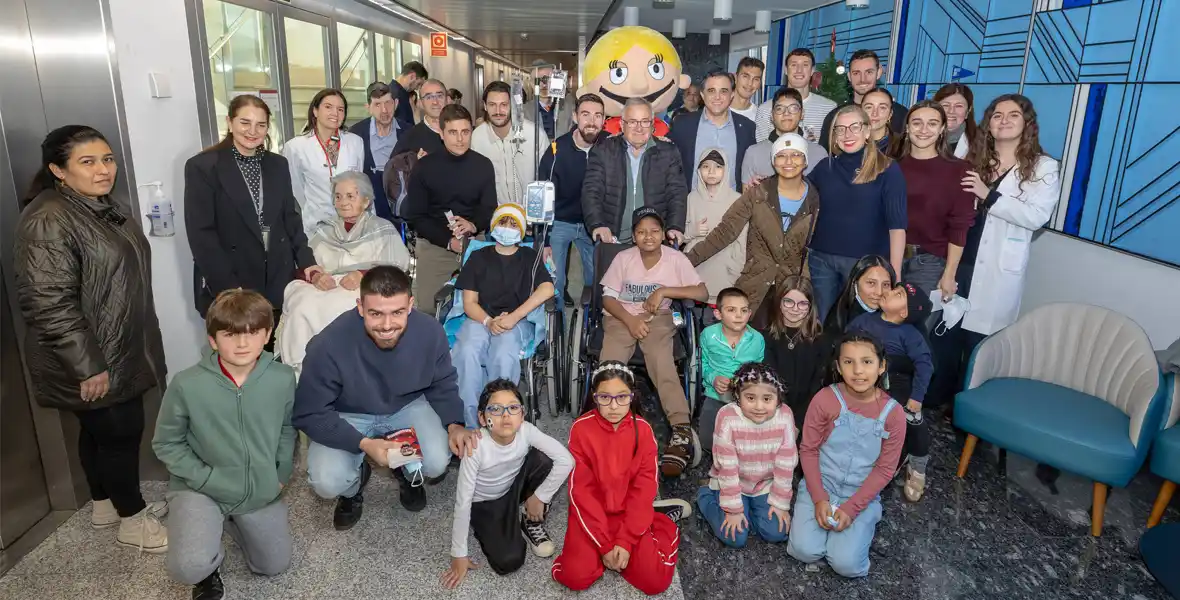 Imagen de varios miembros de C.A. Osasuna que han visitado a los pacientes pediátricos ingresados durante las fiestas de Navidad. 