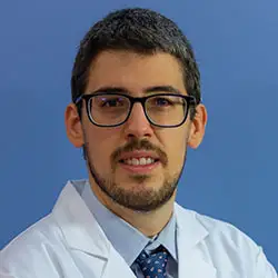 Dr. Álvaro López Janeiro La imagen muestra al Dr. Álvaro López Janeiro, un destacado especialista en Anatomía Patológica en la Clínica Universidad de Navarra. El Dr. López cuenta con una amplia experiencia en el diagnóstico de enfermedades a través del examen de muestras de tejido.En la Clínica Universidad de Navarra, contamos con un equipo de patólogos altamente capacitados y tecnología avanzada para brindar diagnósticos precisos y oportunos a nuestros pacientes. Nos enfocamos en proporcionar un servicio personalizado y de alta calidad a aquellos que confían en nosotros para el manejo de su salud.Si necesita más información sobre nuestros servicios de Anatomía Patológica, no dude en ponerse en contacto con nosotros.