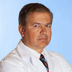 Dr. Julián Sanz Ortega La imagen muestra al Dr. Julián Sanz Ortega, un destacado especialista en Anatomía Patológica en la Clínica Universidad de Navarra. El Dr. Sanz cuenta con una amplia experiencia en el diagnóstico de enfermedades a través del examen de muestras de tejido.En la Clínica Universidad de Navarra, contamos con un equipo de patólogos altamente capacitados y tecnología avanzada para brindar diagnósticos precisos y oportunos a nuestros pacientes. Nos enfocamos en proporcionar un servicio personalizado y de alta calidad a aquellos que confían en nosotros para el manejo de su salud.Si necesita más información sobre nuestros servicios de Anatomía Patológica, no dude en ponerse en contacto con nosotros.