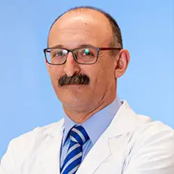 Dr. Agustín Martínez Escribano La imagen muestra al Dr. Agustín Martínez Escribano, un destacado especialista en Anestesiología en la Clínica Universidad de Navarra. El Dr. Martínez cuenta con una amplia experiencia en la administración de anestesia y en el control del dolor perioperatorio en pacientes de todas las edades y patologías.En la Clínica Universidad de Navarra, contamos con un equipo de anestesiólogos altamente capacitados y tecnología avanzada para garantizar la seguridad y el bienestar de nuestros pacientes durante todo el proceso quirúrgico. Nos enfocamos en proporcionar un servicio personalizado y de alta calidad a aquellos que confían en nosotros para el manejo de su salud.Si necesita más información sobre nuestros servicios de Anestesiología, no dude en ponerse en contacto con nosotros.