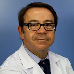 Dr. Alfredo Panadero Sánchez La imagen muestra al Dr. Alfredo Panadero Sánchez, un destacado especialista en Anestesiología en la Clínica Universidad de Navarra. El Dr. Panadero cuenta con una amplia experiencia en la administración de anestesia y en el control del dolor perioperatorio en pacientes de todas las edades y patologías.En la Clínica Universidad de Navarra, contamos con un equipo de anestesiólogos altamente capacitados y tecnología avanzada para garantizar la seguridad y el bienestar de nuestros pacientes durante todo el proceso quirúrgico. Nos enfocamos en proporcionar un servicio personalizado y de alta calidad a aquellos que confían en nosotros para el manejo de su salud.Si necesita más información sobre nuestros servicios de Anestesiología, no dude en ponerse en contacto con nosotros.