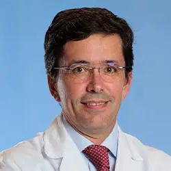 Dr. José Manuel Álvarez Ávello La imagen muestra al Dr. José Manuel Álvarez Avello, un destacado especialista en Anestesiología en la Clínica Universidad de Navarra. El Dr. Álvarez cuenta con una amplia experiencia en la administración de anestesia y en el control del dolor perioperatorio en pacientes de todas las edades y patologías.En la Clínica Universidad de Navarra, contamos con un equipo de anestesiólogos altamente capacitados y tecnología avanzada para garantizar la seguridad y el bienestar de nuestros pacientes durante todo el proceso quirúrgico. Nos enfocamos en proporcionar un servicio personalizado y de alta calidad a aquellos que confían en nosotros para el manejo de su salud.Si necesita más información sobre nuestros servicios de Anestesiología, no dude en ponerse en contacto con nosotros.