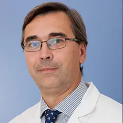 Dr. José María Fernández La imagen muestra al Dr. José María Fernández, un destacado especialista en Anestesiología en la Clínica Universidad de Navarra. El Dr. Fernández cuenta con una amplia experiencia en la administración de anestesia y en el control del dolor perioperatorio en pacientes de todas las edades y patologías.En la Clínica Universidad de Navarra, contamos con un equipo de anestesiólogos altamente capacitados y tecnología avanzada para garantizar la seguridad y el bienestar de nuestros pacientes durante todo el proceso quirúrgico. Nos enfocamos en proporcionar un servicio personalizado y de alta calidad a aquellos que confían en nosotros para el manejo de su salud.Si necesita más información sobre nuestros servicios de Anestesiología, no dude en ponerse en contacto con nosotros.
