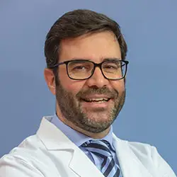 Dr. Marc Vives El Dr. Marc Vives es un reconocido especialista en Anestesiología en la Clínica Universidad de Navarra. Con una amplia experiencia en el manejo del dolor perioperatorio y en la administración de anestesia en pacientes de todas las edades y patologías, el Dr. Vives trabaja en equipo con otros especialistas en Anestesiología y con tecnología avanzada para garantizar la seguridad y el bienestar de nuestros pacientes durante todo el proceso quirúrgico.En la Clínica Universidad de Navarra, nos enfocamos en proporcionar un servicio personalizado y de alta calidad a aquellos que confían en nosotros para el manejo de su salud. Nuestros especialistas en Anestesiología tienen como objetivo principal controlar el dolor y la ansiedad de los pacientes durante los procedimientos quirúrgicos, así como garantizar que el paciente reciba una atención adecuada antes, durante y después de la cirugía.Si necesita más información sobre nuestros servicios de Anestesiología, no dude en ponerse en contacto con nosotros.