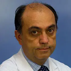 Dr. Ricardo Calderón Pelayo La imagen muestra al Dr. Ricardo Calderón Pelayo, un destacado especialista en Anestesiología en la Clínica Universidad de Navarra. El Dr. Calderón cuenta con una amplia experiencia en la administración de anestesia y en el control del dolor perioperatorio en pacientes de todas las edades y patologías.En la Clínica Universidad de Navarra, contamos con un equipo de anestesiólogos altamente capacitados y tecnología avanzada para garantizar la seguridad y el bienestar de nuestros pacientes durante todo el proceso quirúrgico. Nos enfocamos en proporcionar un servicio personalizado y de alta calidad a aquellos que confían en nosotros para el manejo de su salud.Si necesita más información sobre nuestros servicios de Anestesiología, no dude en ponerse en contacto con nosotros.