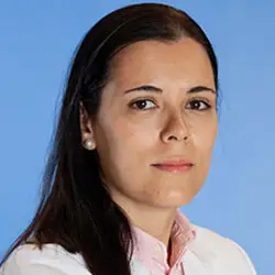 Dra. Mercedes Álvarez Fernández La Dra. Mercedes Álvarez Fernández es una destacada especialista en Anestesiología en la Clínica Universidad de Navarra. Con amplia experiencia en el manejo del dolor perioperatorio y la administración de anestesia en pacientes de todas las edades y patologías, la Dra. Álvarez Fernández trabaja junto a un equipo altamente capacitado y con tecnología avanzada para garantizar la seguridad y el bienestar de nuestros pacientes durante todo el proceso quirúrgico.En la Clínica Universidad de Navarra, nos enfocamos en proporcionar un servicio personalizado y de alta calidad a aquellos que confían en nosotros para el manejo de su salud. Nuestros especialistas en Anestesiología tienen como objetivo principal controlar el dolor y la ansiedad de los pacientes durante los procedimientos quirúrgicos, así como garantizar que el paciente reciba una atención adecuada antes, durante y después de la cirugía.Si necesita más información sobre nuestros servicios de Anestesiología, no dude en ponerse en contacto con nosotros.