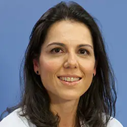 Dra. Raquel Callejas González La imagen muestra a la Dra. Raquel Callejas González, una destacada especialista en Anestesiología en la Clínica Universidad de Navarra. La Dra. Callejas cuenta con una amplia experiencia en la administración de anestesia y en el control del dolor perioperatorio en pacientes de todas las edades y patologías.En la Clínica Universidad de Navarra, contamos con un equipo de anestesiólogos altamente capacitados y tecnología avanzada para garantizar la seguridad y el bienestar de nuestros pacientes durante todo el proceso quirúrgico. Nos enfocamos en proporcionar un servicio personalizado y de alta calidad a aquellos que confían en nosotros para el manejo de su salud.Si necesita más información sobre nuestros servicios de Anestesiología, no dude en ponerse en contacto con nosotros.