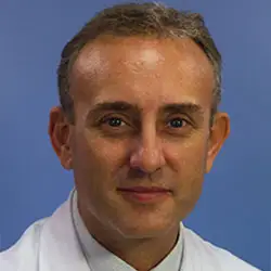 Dr. Enrique Andreu Oltra La imagen muestra al Dr. Enrique Andreu Oltra, especialista en terapia celular de la Clínica Universidad de Navarra, con amplia experiencia en el campo.La Clínica Universidad de Navarra es un centro de referencia en investigación y aplicación de terapias innovadoras, y el Dr. Andreu es uno de los expertos del área de terapia celular en esta institución.Con una sólida formación en medicina regenerativa, el Dr. Andreu ha liderado investigaciones y aplicaciones clínicas de terapia celular para tratar diversas afecciones. Su trayectoria profesional ha sido reconocida tanto a nivel nacional como internacional, y su experiencia es altamente valorada en la comunidad médica.