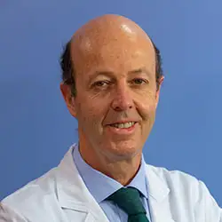 Dr. Felipe Prosper Cardoso La imagen muestra al Dr. Felipe Prosper Cardoso, especialista en terapia celular de la Clínica Universidad de Navarra, con amplia experiencia en el campo.El Dr. Prosper es uno de los expertos líderes en el área de terapia celular en esta institución, reconocida por su trayectoria en investigación y aplicación de terapias innovadoras.Con una formación sólida en medicina regenerativa, el Dr. Prosper ha liderado investigaciones y aplicaciones clínicas de terapia celular para tratar diversas afecciones. Su experiencia ha sido reconocida a nivel internacional, y es un referente en la comunidad médica. Si busca un especialista de confianza en terapia celular, el Dr. Felipe Prosper Cardoso es la elección ideal.