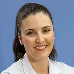 Dra. Amaia Vilas Zornoza La imagen muestra a la Dra. Amaia Vilas Zornoza, especialista en terapia celular de la Clínica Universidad de Navarra, con amplia experiencia en el campo.La Dra. Vilas es una de las expertas del área de terapia celular en esta institución, reconocida por su trayectoria en investigación y aplicación de terapias innovadoras. Con una formación sólida en medicina regenerativa, la Dra. Vilas ha liderado investigaciones y aplicaciones clínicas de terapia celular para tratar diversas afecciones.Si busca una especialista de confianza en terapia celular, la Dra. Amaia Vilas Zornoza es la elección ideal.