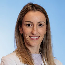 Dra. Carla Ramirez La imagen muestra a la Dra. Carla Ramírez, especialista en Bioquímica Clínica de la Clínica Universidad de Navarra, con amplia experiencia en el campo. La Dra. Ramírez es una profesional altamente capacitada y experimentada en la interpretación y diagnóstico de pruebas bioquímicas, siendo un referente en el área de la medicina de laboratorio. Su trayectoria profesional ha sido reconocida a nivel nacional e internacional, y su trabajo se caracteriza por la precisión y calidad en el análisis de las muestras.En la Clínica Universidad de Navarra, contamos con un equipo de especialistas en Bioquímica Clínica y tecnología de última generación en el área de la medicina de laboratorio, para ofrecer atención médica excepcional a nuestros pacientes. Estamos comprometidos en proporcionar el más alto nivel de cuidado y servicio a aquellos que confían en nosotros para el manejo de su salud.Para obtener más información sobre nuestros servicios en Bioquímica Clínica, no dude en ponerse en contacto con nosotros.