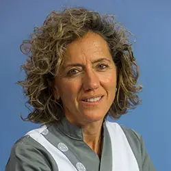 Aurora Simón Ricart La imagen muestra a Aurora Simón Ricart, enfermera especialista en Cardiología de la Clínica Universidad de Navarra, con amplia experiencia en el campo. Auroa Simón es una profesional altamente capacitada y experimentada en la atención de pacientes con enfermedades cardiovasculares, ofreciendo un enfoque integral y personalizado en el cuidado de la salud cardiovascular.Su trayectoria profesional en la Clínica Universidad de Navarra la ha llevado a ser una referente en el manejo de patologías cardiacas, siendo reconocida por su excelencia y calidad en la atención médica. Su compromiso con el bienestar del paciente es evidente en su enfoque centrado en la atención personalizada y en la innovación en el manejo de las patologías cardíacas.En la Clínica Universidad de Navarra, contamos con un equipo de especialistas en Cardiología y tecnología de última generación en el área de la salud cardiovascular, para ofrecer atención médica excepcional a nuestros pacientes. Estamos comprometidos en proporcionar el más alto nivel de cuidado y servicio a aquellos que confían en nosotros para el manejo de su salud.Para obtener más información sobre nuestros servicios en Cardiología, no dude en ponerse en contacto con nosotros.
