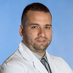 Dr. Sergio García Gómez La imagen muestra al Dr. Sergio García Gómez, especialista en Cardiología de la Clínica Universidad de Navarra, con amplia experiencia en el campo. El Dr. García es un profesional altamente capacitado y experimentado en el diagnóstico y tratamiento de enfermedades cardiovasculares, siendo una referente en el área de la salud cardiovascular.Su enfoque en la atención personalizada y en la innovación en el manejo de las patologías cardíacas lo hacen destacar en el campo de la Cardiología.En la Clínica Universidad de Navarra, contamos con un equipo de especialistas en Cardiología y tecnología de última generación en el área de la salud cardiovascular, para ofrecer atención médica excepcional a nuestros pacientes. Estamos comprometidos en proporcionar el más alto nivel de cuidado y servicio a aquellos que confían en nosotros para el manejo de su salud.Para obtener más información sobre nuestros servicios en Cardiología, no dude en ponerse en contacto con nosotros.