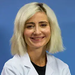 Dra. Rebeca Manrique La imagen muestra a la Dra. Rebeca Manrique Antón, especialista en Cirugía Cardiaca de la Clínica Universidad de Navarra, con amplia experiencia en el campo. La Dra. Manrique es una profesional altamente capacitada y experimentada en el diagnóstico y tratamiento de enfermedades cardiovasculares complejas, y en la realización de cirugías cardíacas de alta complejidad.Su enfoque en la atención personalizada y en el uso de técnicas quirúrgicas avanzadas la hacen destacar en el campo de la cirugía cardíaca.En la Clínica Universidad de Navarra, contamos con un equipo de especialistas en cirugía cardíaca y tecnología de última generación para ofrecer una amplia variedad de opciones de tratamiento a nuestros pacientes. Estamos comprometidos en proporcionar el más alto nivel de cuidado y servicio a aquellos que confían en nosotros para el manejo de su salud cardiovascular.Para obtener más información sobre nuestros servicios en cirugía cardíaca, no dude en ponerse en contacto con nosotros.
