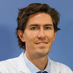 Dr. Carlos Sánchez Justicia La imagen muestra al Dr. Carlos Sánchez Justicia, especialista en Cirugía General de la Clínica Universidad de Navarra. El Dr. Sánchez es un cirujano altamente capacitado y experimentado en el diagnóstico y tratamiento quirúrgico de enfermedades, así como en la realización de cirugías de alta complejidad.Su enfoque en la atención personalizada y en el uso de técnicas quirúrgicas avanzadas lo hacen destacar en el campo de la cirugía general. Además, cuenta con una amplia trayectoria académica y ha publicado numerosos artículos científicos en revistas especializadas, lo que refleja su compromiso con la investigación y la innovación en el campo de la cirugía.En la Clínica Universidad de Navarra, contamos con un equipo de especialistas en cirugía general y tecnología de última generación para ofrecer una amplia variedad de opciones de tratamiento a nuestros pacientes. Nos comprometemos a proporcionar el más alto nivel de cuidado y servicio a aquellos que confían en nosotros para el manejo de su salud quirúrgica.Para obtener más información sobre nuestros servicios en cirugía general, no dude en ponerse en contacto con nosotros.