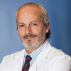Dr. Fernando Lapuente La imagen muestra al Dr. Fernando Lapuente, especialista en Cirugía General de la Clínica Universidad de Navarra. El Dr. Lapuente es un cirujano altamente capacitado y experimentado en el diagnóstico y tratamiento quirúrgico de enfermedades, así como en la realización de cirugías de alta complejidad.Su enfoque en la atención personalizada y en el uso de técnicas quirúrgicas avanzadas lo hacen destacar en el campo de la cirugía general. Además, cuenta con una amplia trayectoria académica y ha publicado numerosos artículos científicos en revistas especializadas, lo que refleja su compromiso con la investigación y la innovación en el campo de la cirugía.En la Clínica Universidad de Navarra, contamos con un equipo de especialistas en cirugía general y tecnología de última generación para ofrecer una amplia variedad de opciones de tratamiento a nuestros pacientes. Nos comprometemos a proporcionar el más alto nivel de cuidado y servicio a aquellos que confían en nosotros para el manejo de su salud quirúrgica.Para obtener más información sobre nuestros servicios en cirugía general, no dude en ponerse en contacto con nosotros.