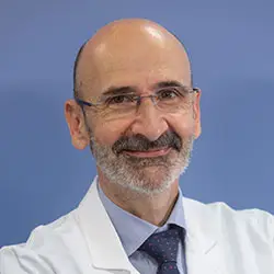 Dr. Fernando Rotellar Sastre La imagen muestra al Dr. Fernando Rotellar Sastre, especialista en Cirugía General de la Clínica Universidad de Navarra, con amplia experiencia en el campo. El Dr. Rotellar es un profesional altamente capacitado y experimentado en el diagnóstico y tratamiento de enfermedades quirúrgicas, y en la realización de cirugías de alta complejidad.Su enfoque en la atención personalizada y en el uso de técnicas quirúrgicas avanzadas lo hacen destacar en el campo de la cirugía general. Además, cuenta con una amplia trayectoria académica y ha publicado numerosos artículos científicos en revistas especializadas, lo que refleja su compromiso con la investigación y la innovación en el campo de la cirugía.En la Clínica Universidad de Navarra, contamos con un equipo de especialistas en cirugía general y tecnología de última generación para ofrecer una amplia variedad de opciones de tratamiento a nuestros pacientes. Estamos comprometidos en proporcionar el más alto nivel de cuidado y servicio a aquellos que confían en nosotros para el manejo de su salud quirúrgica.Para obtener más información sobre nuestros servicios en cirugía general, no dude en ponerse en contacto con nosotros.