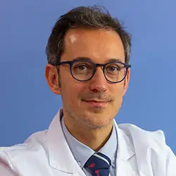 Dr. Jorge Arredondo Chaves La imagen muestra al Dr. Jorge Arredondo Chaves, especialista en Cirugía General de la Clínica Universidad de Navarra. El Dr. Arredondo es un cirujano altamente capacitado y experimentado en el diagnóstico y tratamiento quirúrgico de enfermedades, así como en la realización de cirugías de alta complejidad.Su enfoque en la atención personalizada y en el uso de técnicas quirúrgicas avanzadas lo hacen destacar en el campo de la cirugía general. Además, cuenta con una amplia trayectoria académica y ha publicado numerosos artículos científicos en revistas especializadas, lo que refleja su compromiso con la investigación y la innovación en el campo de la cirugía.En la Clínica Universidad de Navarra, contamos con un equipo de especialistas en cirugía general y tecnología de última generación para ofrecer una amplia variedad de opciones de tratamiento a nuestros pacientes. Nos comprometemos a proporcionar el más alto nivel de cuidado y servicio a aquellos que confían en nosotros para el manejo de su salud quirúrgica.Para obtener más información sobre nuestros servicios en cirugía general, no dude en ponerse en contacto con nosotros.