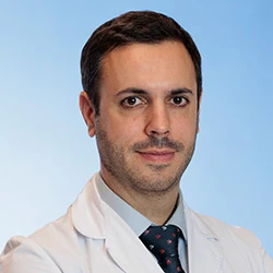 Dr. José Mª Lopesino La imagen muestra al Dr. José María Lopesino, especialista en Cirugía General de la Clínica Universidad de Navarra. El Dr. Lopesino es un cirujano altamente capacitado y experimentado en el diagnóstico y tratamiento quirúrgico de enfermedades, así como en la realización de cirugías de alta complejidad.Su enfoque en la atención personalizada y en el uso de técnicas quirúrgicas avanzadas lo hacen destacar en el campo de la cirugía general. Además, cuenta con una amplia trayectoria académica y ha publicado numerosos artículos científicos en revistas especializadas, lo que refleja su compromiso con la investigación y la innovación en el campo de la cirugía.En la Clínica Universidad de Navarra, contamos con un equipo de especialistas en cirugía general y tecnología de última generación para ofrecer una amplia variedad de opciones de tratamiento a nuestros pacientes. Nos comprometemos a proporcionar el más alto nivel de cuidado y servicio a aquellos que confían en nosotros para el manejo de su salud quirúrgica.Para obtener más información sobre nuestros servicios en cirugía general, no dude en ponerse en contacto con nosotros.