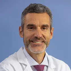 Dr. Víctor Valentí Azcárate La imagen muestra al Dr. Víctor Valenti Azcárate, destacado especialista en Cirugía General en la Clínica Universidad de Navarra. El Dr. Valenti Azcárate es un cirujano altamente capacitado y experimentado en el diagnóstico y tratamiento quirúrgico de la cirugía de la obesidad, ofreciendo soluciones personalizadas y eficaces a sus pacientes.Su experiencia en cirugía laparoscópica y robótica lo hacen destacar en el campo de la cirugía general, realizando intervenciones quirúrgicas de alta complejidad con técnicas mínimamente invasivas. Además, ha participado en numerosos estudios de investigación en el campo de la cirugía oncológica, lo que demuestra su compromiso con la innovación y la mejora continua de la atención médica.En la Clínica Universidad de Navarra, contamos con un equipo de especialistas en cirugía general y tecnología de última generación para ofrecer una amplia variedad de opciones de tratamiento a nuestros pacientes. Estamos comprometidos en proporcionar el más alto nivel de cuidado y servicio a aquellos que confían en nosotros para el manejo de su salud quirúrgica.Para obtener más información sobre nuestros servicios en cirugía general, no dude en ponerse en contacto con nosotros.