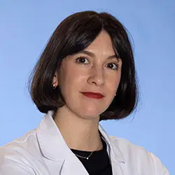 Dra. Alicia Alvarellos La imagen muestra a la Dra. Alicia Alvarellos Pérez, especialista en Cirugía General de la Clínica Universidad de Navarra. La Dra. Alvarellos es una cirujana altamente capacitada y experimentada en el diagnóstico y tratamiento quirúrgico de enfermedades, así como en la realización de cirugías de alta complejidad.Su enfoque en la atención personalizada y en el uso de técnicas quirúrgicas avanzadas la hacen destacar en el campo de la cirugía general. Además, cuenta con una amplia trayectoria académica y ha publicado numerosos artículos científicos en revistas especializadas, lo que refleja su compromiso con la investigación y la innovación en el campo de la cirugía.En la Clínica Universidad de Navarra, contamos con un equipo de especialistas en cirugía general y tecnología de última generación para ofrecer una amplia variedad de opciones de tratamiento a nuestros pacientes. Nos comprometemos a proporcionar el más alto nivel de cuidado y servicio a aquellos que confían en nosotros para el manejo de su salud quirúrgica.Para obtener más información sobre nuestros servicios en cirugía general, no dude en ponerse en contacto con nosotros.