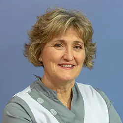 Mª José Zubillaga. Enfermera La imagen muestra a Mª José Zubillaga, enfermera y coordinadora del Área de Cáncer de Mama del Cancer Center Clínica Universidad de Navarra.Mª José Zubillaga tiene amplia experiencia en el cuidado y seguimiento de los pacientes con tumores mamarios que han sido intervenidos quirúrgicamente o están con tratamiento para su cáncer de mama.En la Clínica Universidad de Navarra, contamos con un equipo de especialistas en patología mamaria y tecnología de última generación para ofrecer una amplia variedad de opciones de tratamiento a nuestros pacientes. Nos comprometemos a proporcionar el más alto nivel de cuidado y servicio a aquellos que confían en nosotros para el manejo de su salud quirúrgica.Para obtener más información sobre nuestros servicios en patología mamaria, no dude en ponerse en contacto con nosotros.