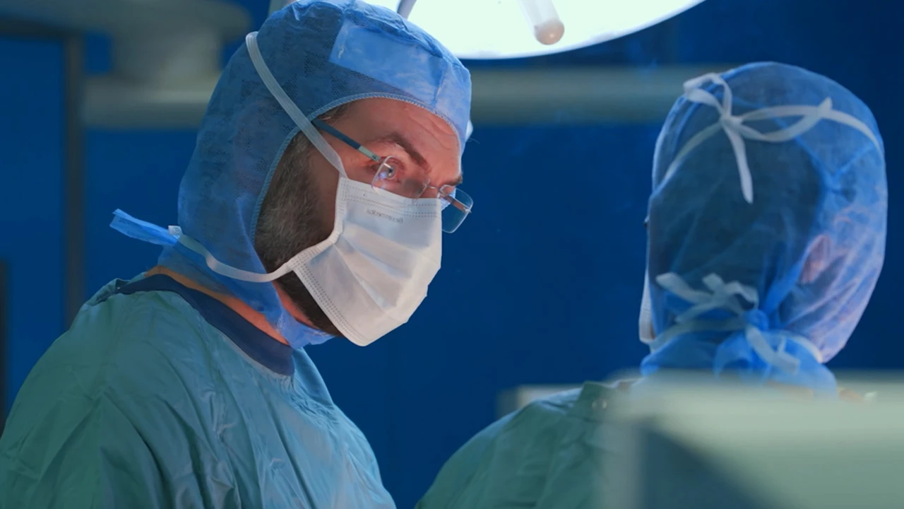 Imagen del Dr. Rodrigo, neurocirujano de la Clínica Universidad de Navarra que intervino a una paciente para aliviar el dolor que tenía por una hernia discal torácica.