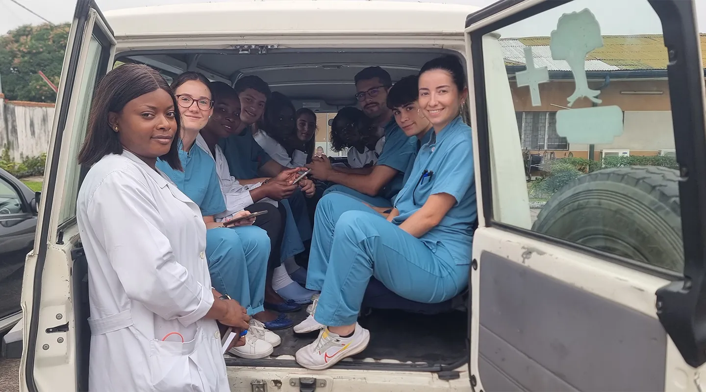 Ser residente también es una oportunidad para mirar más allá de la práctica clínica. Los proyectos de voluntariado permiten poner el conocimiento al servicio de quienes más lo necesitan, desarrollando una visión más humana de la profesión y dejando una huella positiva dentro y fuera del hospital.